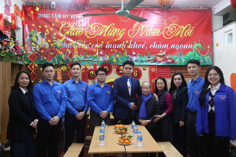 Đoàn Thanh niên Bộ Tư pháp thăm, tặng quà Trung tâm Hi vọng